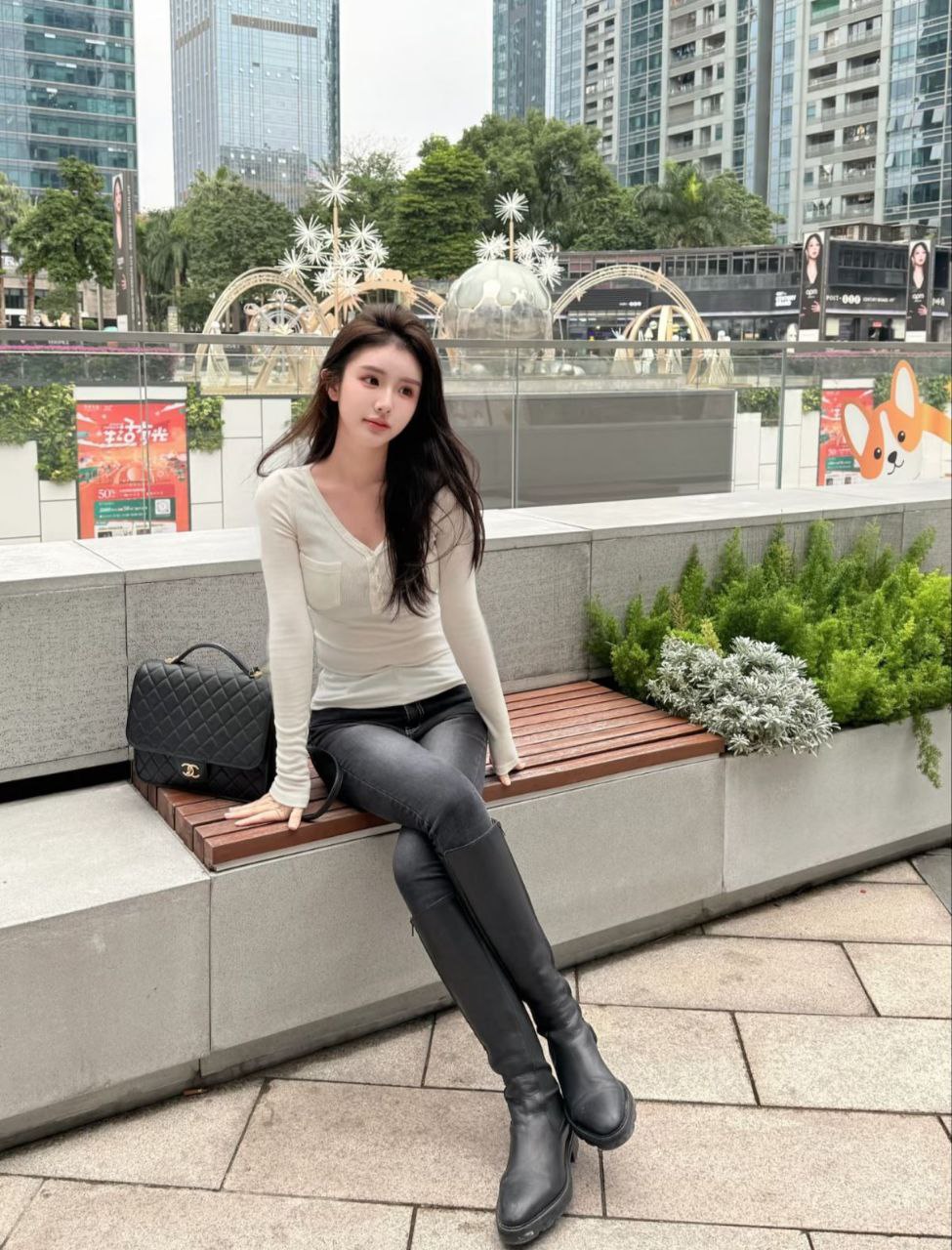 洋气清纯气质外围美女